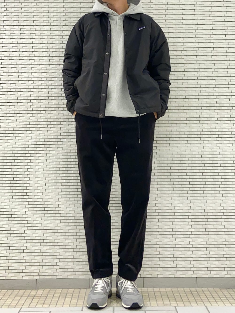 グレー系のパーカー、グレー系のその他パンツ、グレー系のスニーカーを着用したメンズの冬コーディネートの3枚目の写真