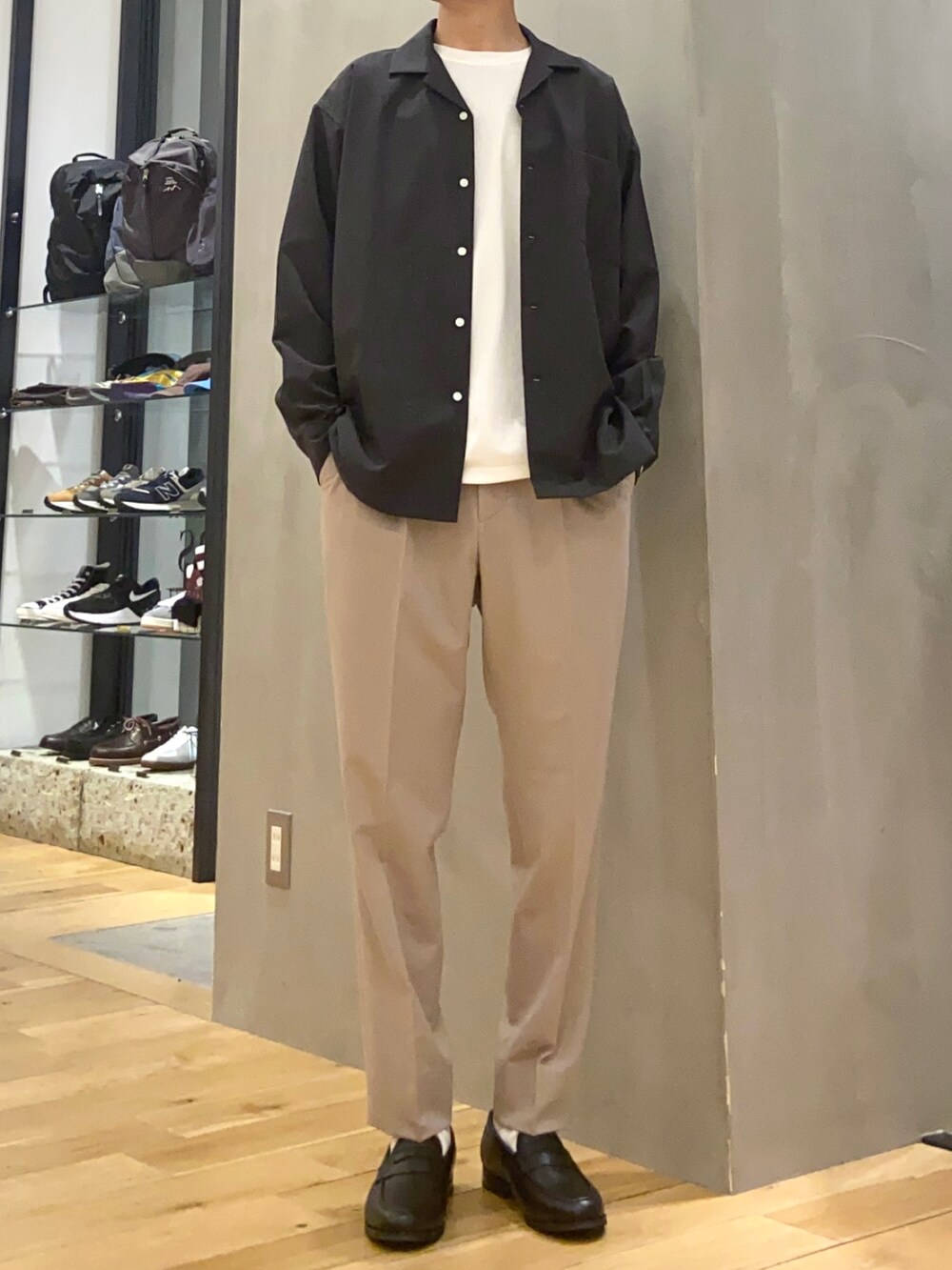 ベージュ系のスラックス、ブラック系のローファー、グレー系のシャツ/ブラウスを着用したメンズの春コーディネートの3枚目の写真