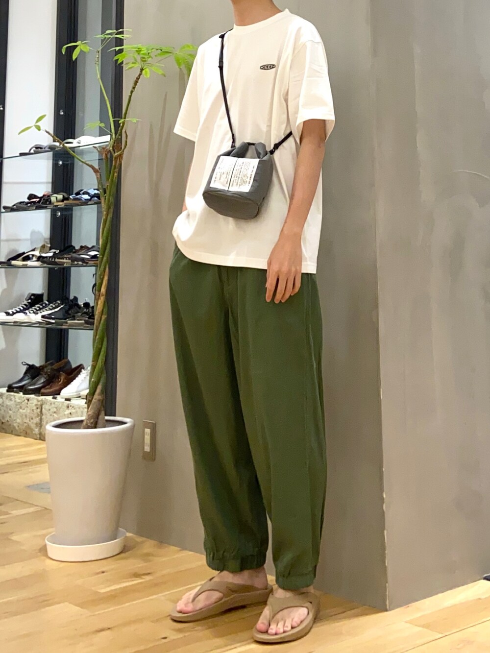 ホワイト系のTシャツ/カットソー、グリーン系のショルダーバッグ、グリーン系のその他パンツを着用したメンズの夏コーディネートの2枚目の写真