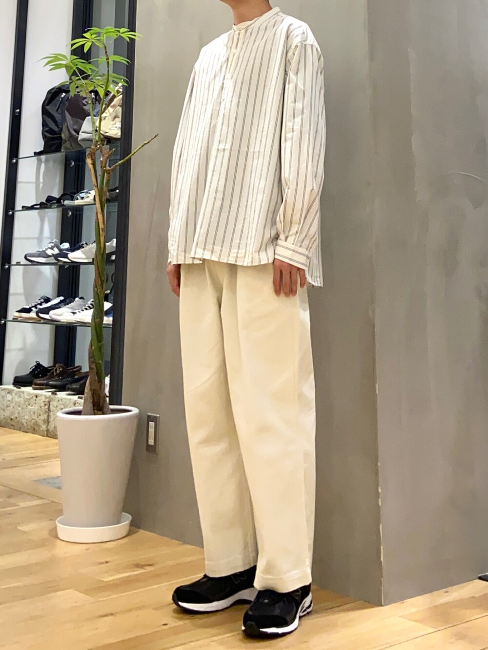 その他のシャツ/ブラウス、ブラック系のTシャツ/カットソー、ホワイト系のその他パンツを着用したメンズの春コーディネートの3枚目の写真