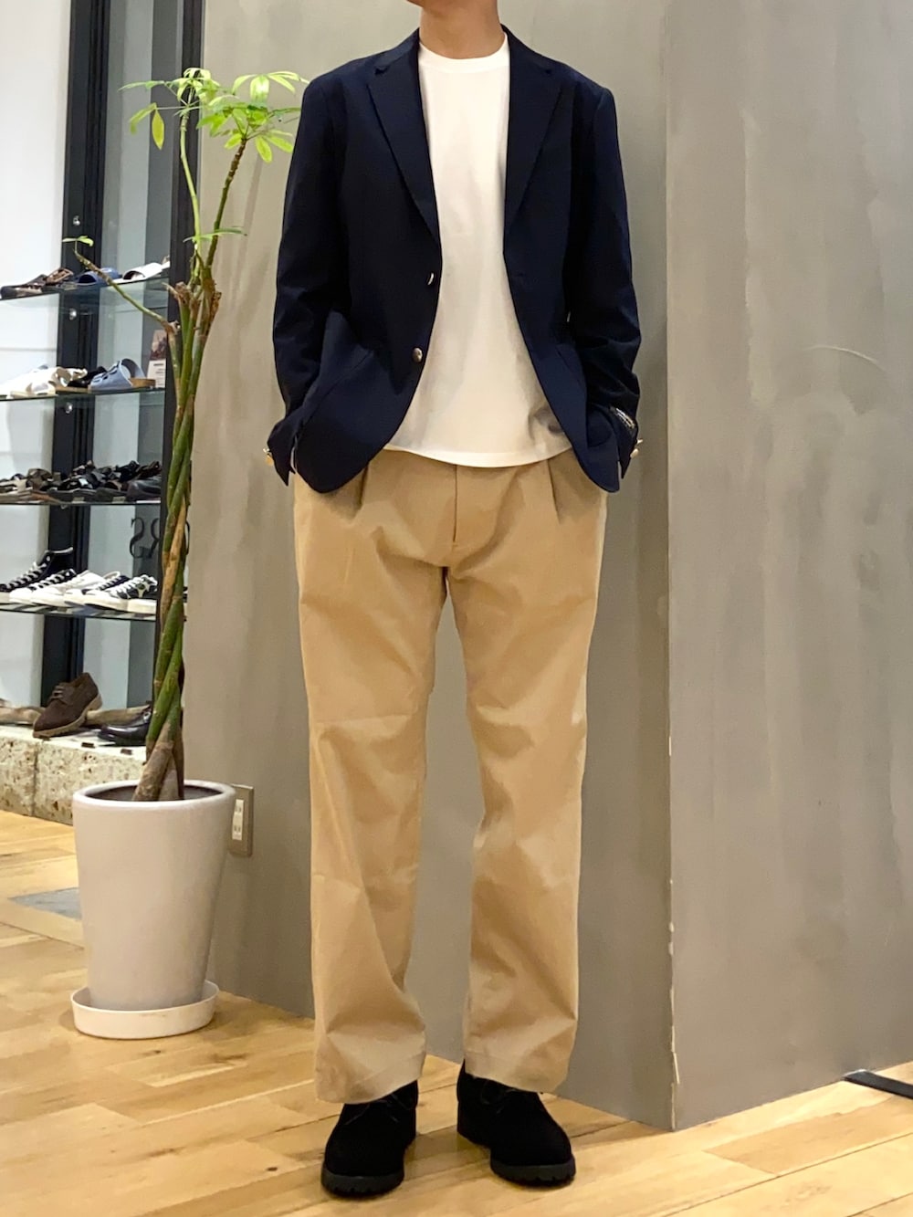 ブルー系のその他アウター、ホワイト系のTシャツ/カットソー、ベージュ系のその他パンツを着用したメンズの夏コーディネートの2枚目の写真