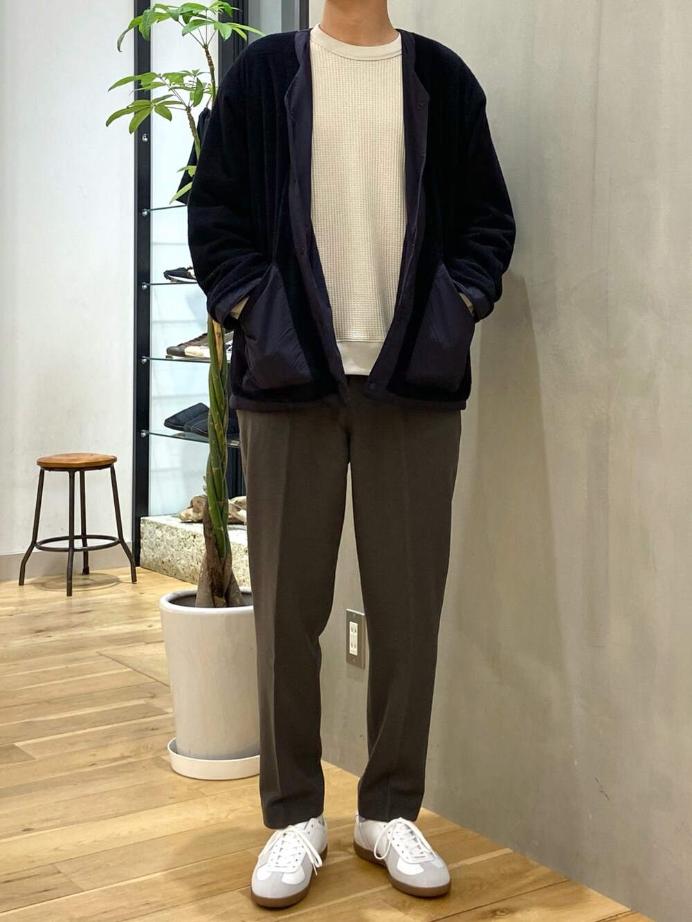 ブラック系のカーディガン/ボレロ、ベージュ系のTシャツ/カットソー、ホワイト系のスニーカーを着用したメンズの秋コーディネートの3枚目の写真