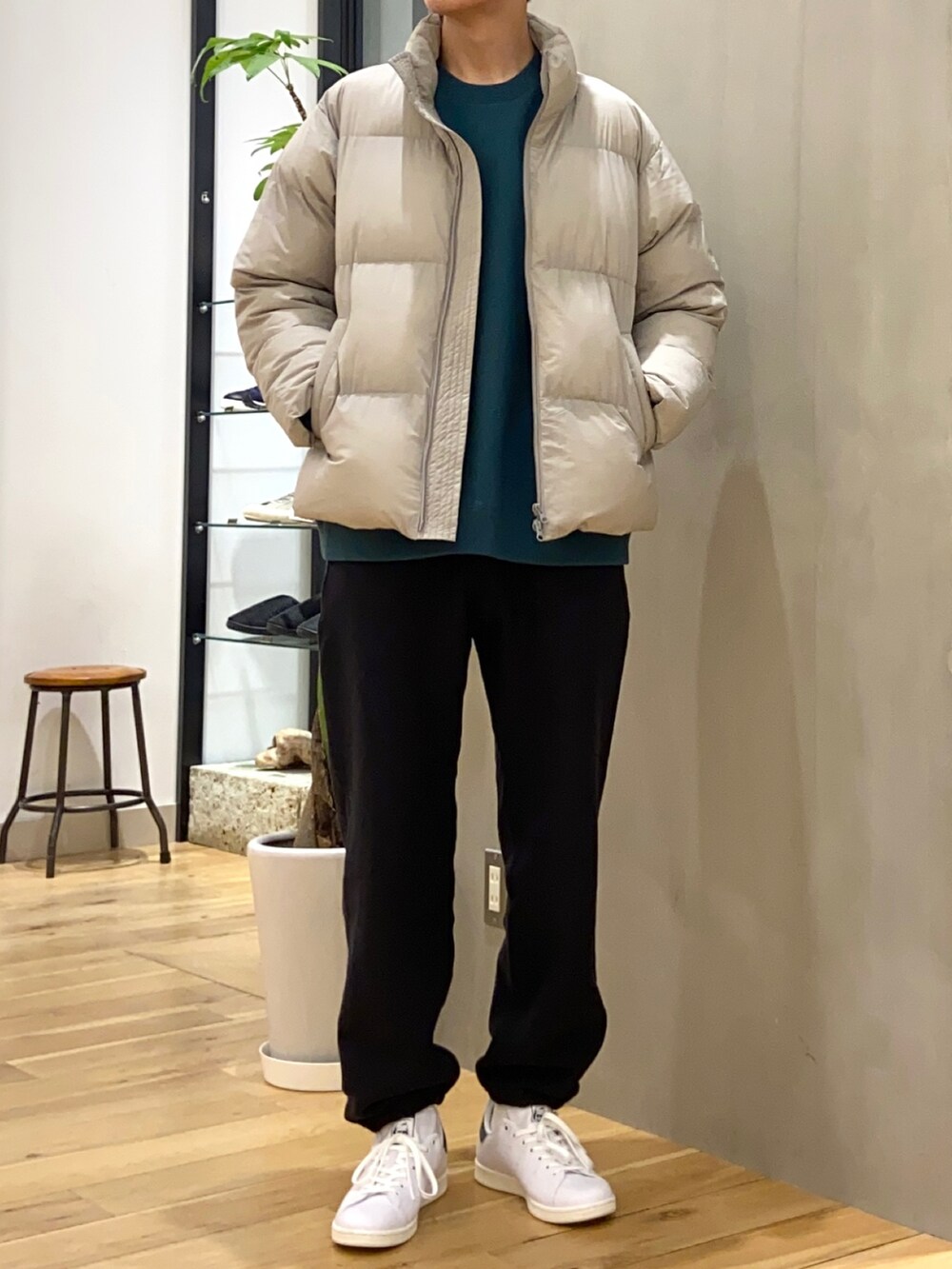 グレー系のダウンジャケット/コート、グリーン系のスウェット、グリーン系のスニーカーを着用したメンズの秋コーディネートの3枚目の写真