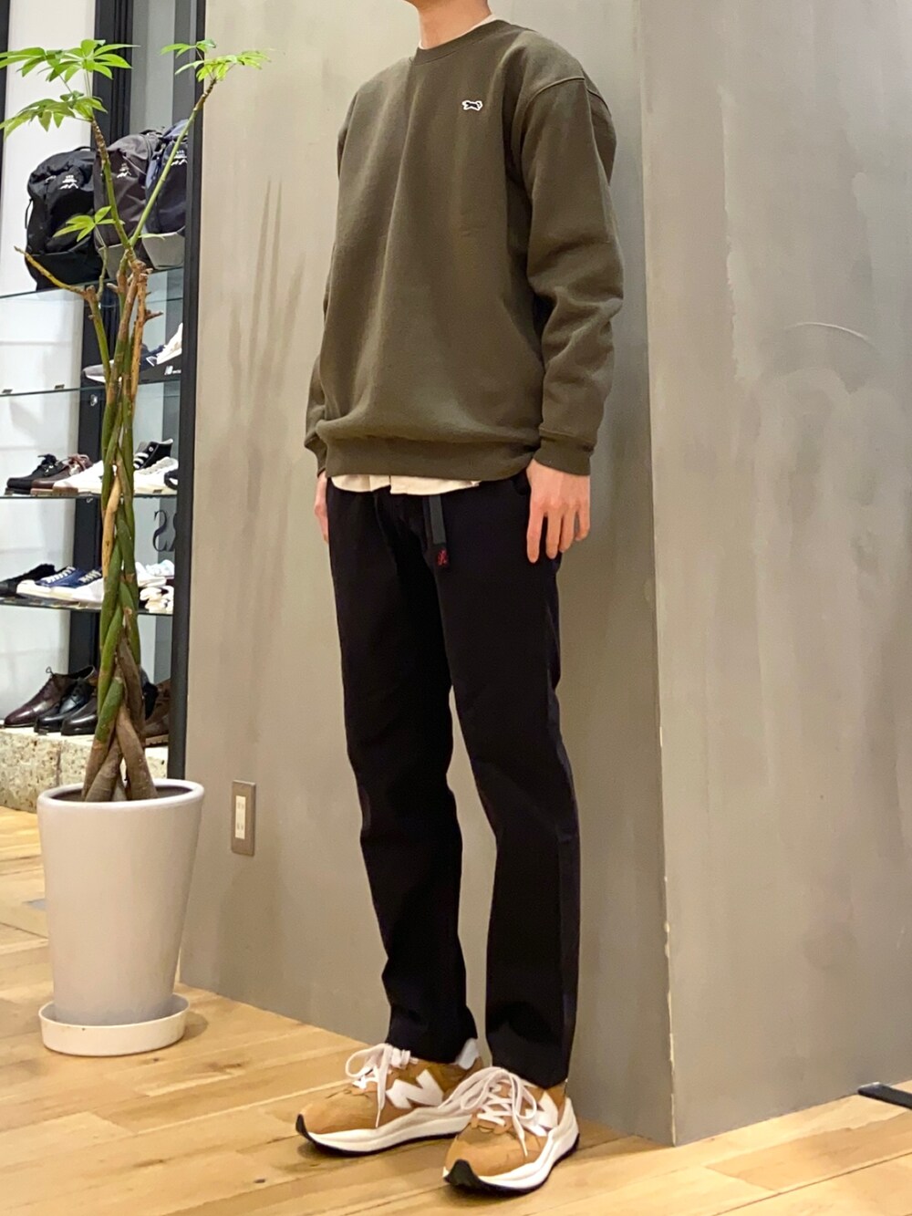 グリーン系のスウェット、ベージュ系のシャツ/ブラウスを着用したメンズの冬コーディネートの2枚目の写真