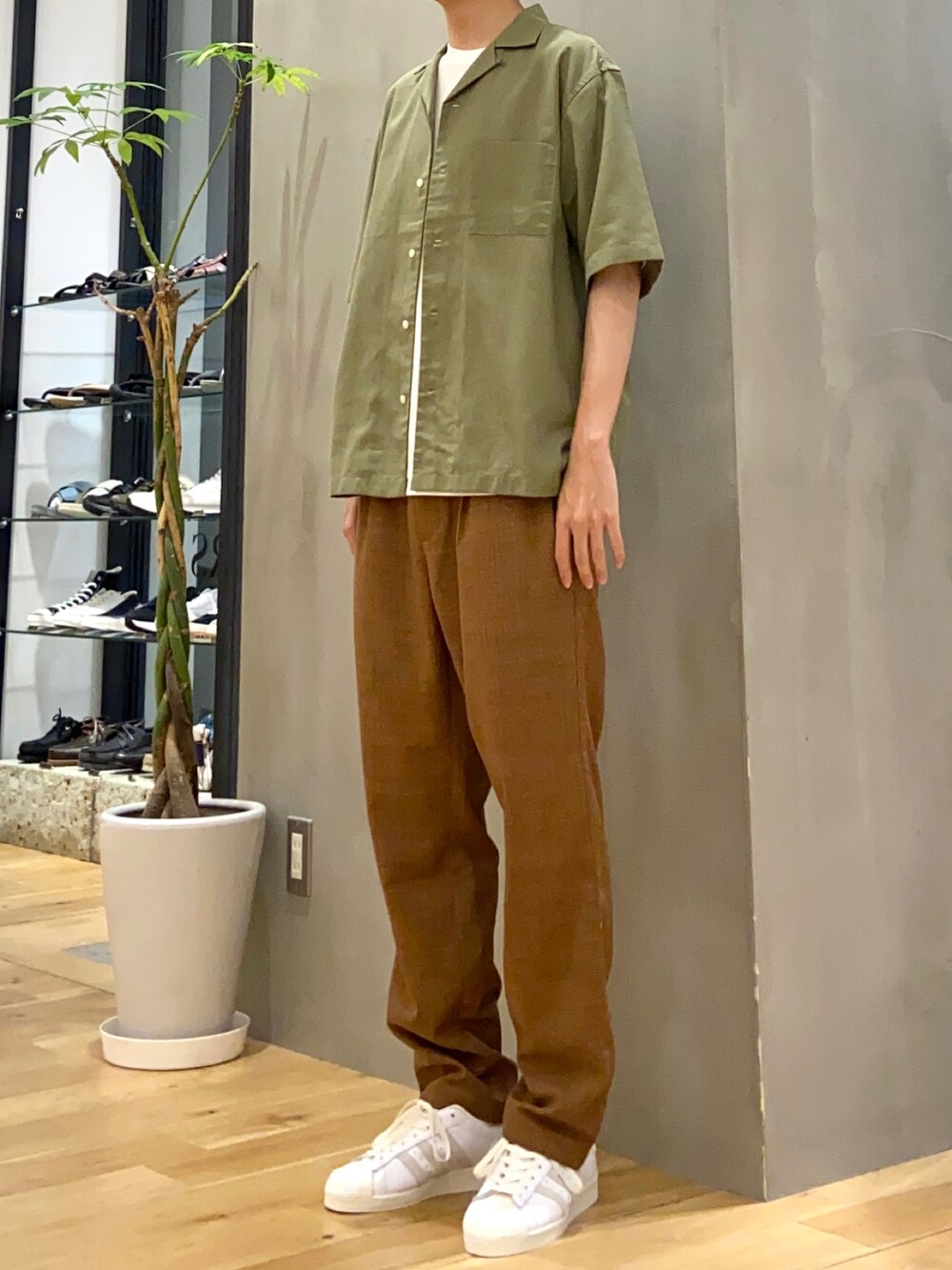 グリーン系のシャツ/ブラウス、ホワイト系のTシャツ/カットソー、ブラウン系のその他パンツを着用したメンズの夏コーディネートの3枚目の写真