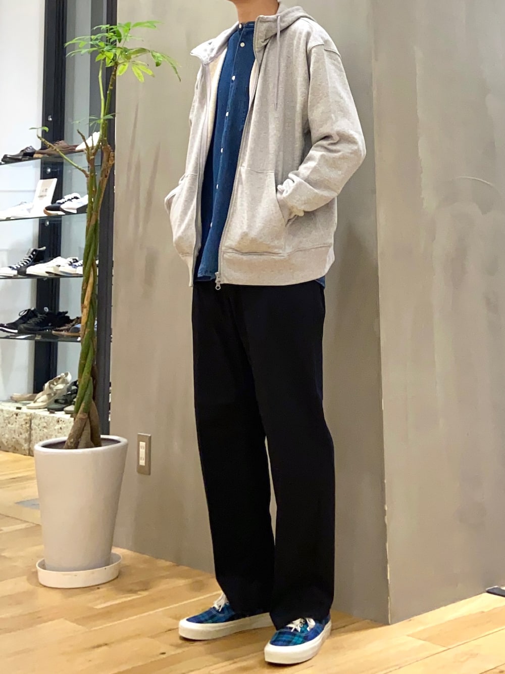 グレー系のパーカー、ブルー系のシャツ/ブラウス、ブラック系のその他パンツを着用したメンズの秋コーディネートの2枚目の写真