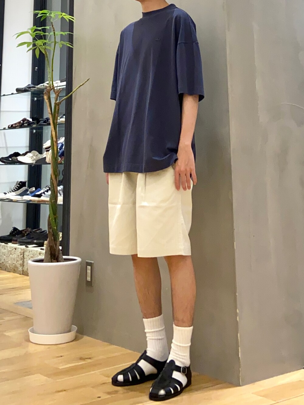 ブルー系のTシャツ/カットソー、ホワイト系のその他パンツ、ブラック系のサンダルを着用したメンズの夏コーディネートの2枚目の写真
