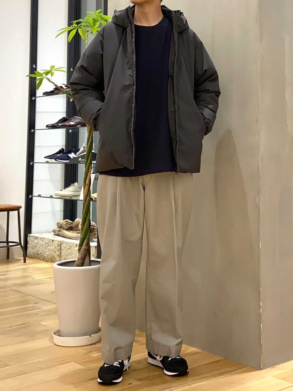 グレー系のダウンジャケット/コート、グレー系のスウェット、グレー系のその他パンツを着用したメンズの冬コーディネートの3枚目の写真