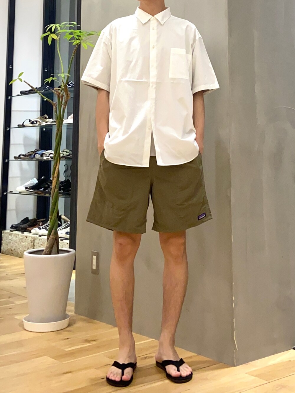 ホワイト系のシャツ/ブラウス、グレー系のTシャツ/カットソー、ブラック系のサンダルを着用したメンズの夏コーディネートの2枚目の写真