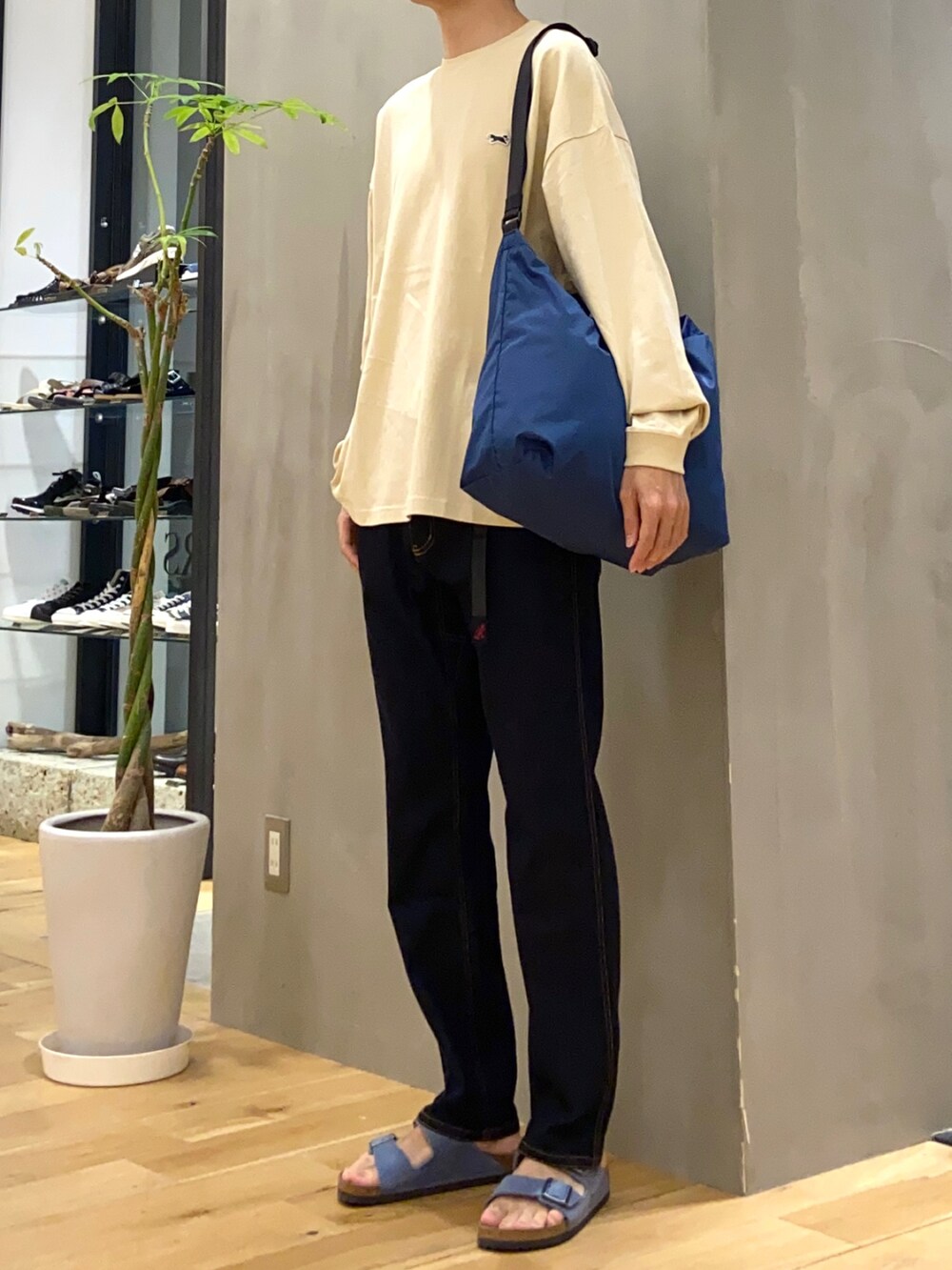 ベージュ系のTシャツ/カットソー、ブルー系のその他パンツ、ブルー系のサンダルを着用したメンズの秋コーディネートの2枚目の写真