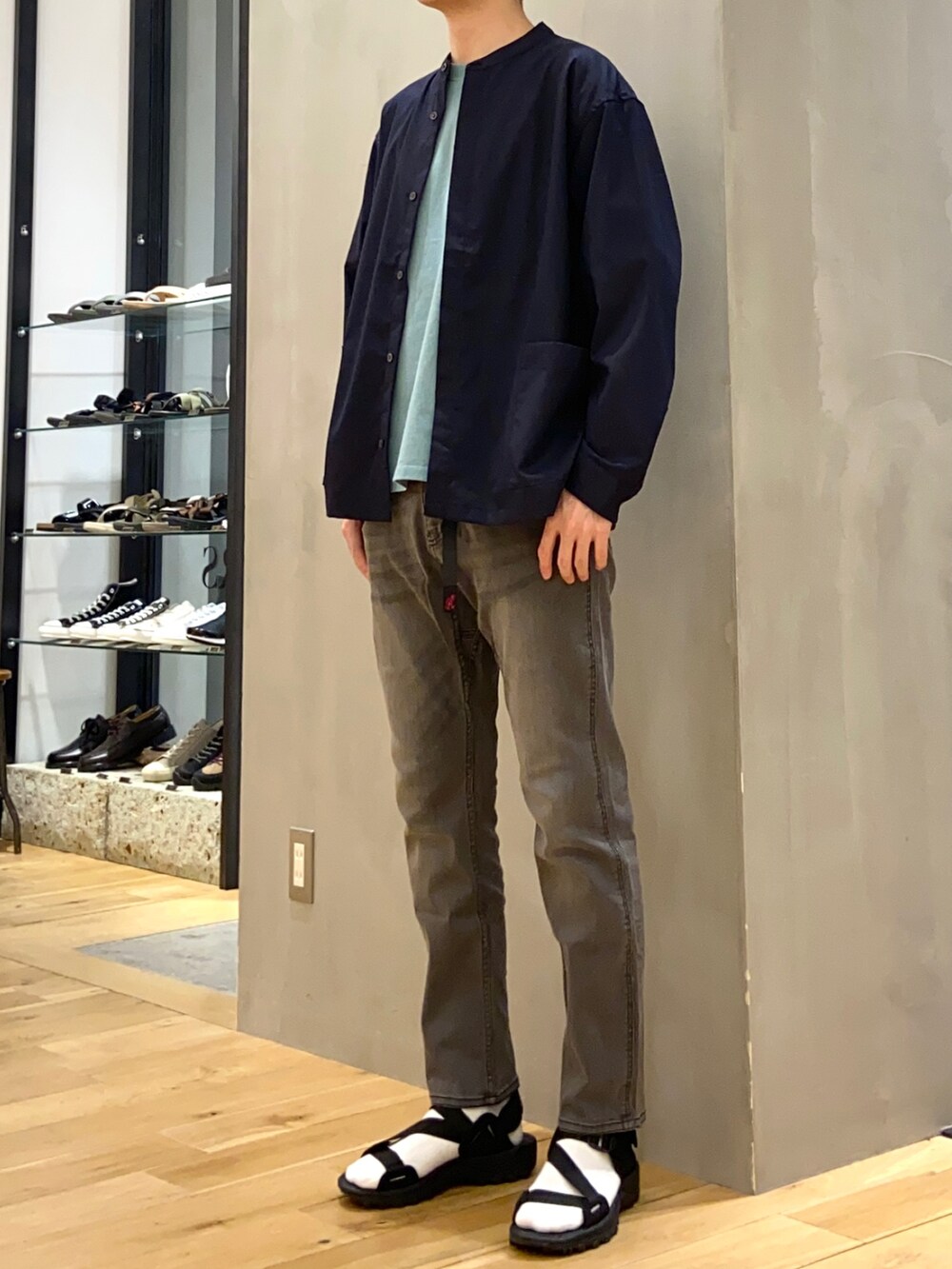 ブルー系のシャツ/ブラウス、グリーン系のTシャツ/カットソー、ブラック系のその他パンツを着用したメンズの春コーディネートの3枚目の写真