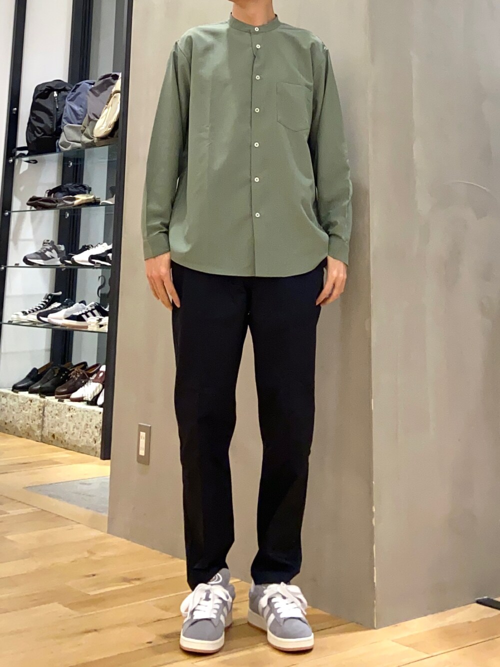 グリーン系のシャツ/ブラウス、ブラック系のその他パンツ、グレー系のスニーカーを着用したメンズの春コーディネートの2枚目の写真