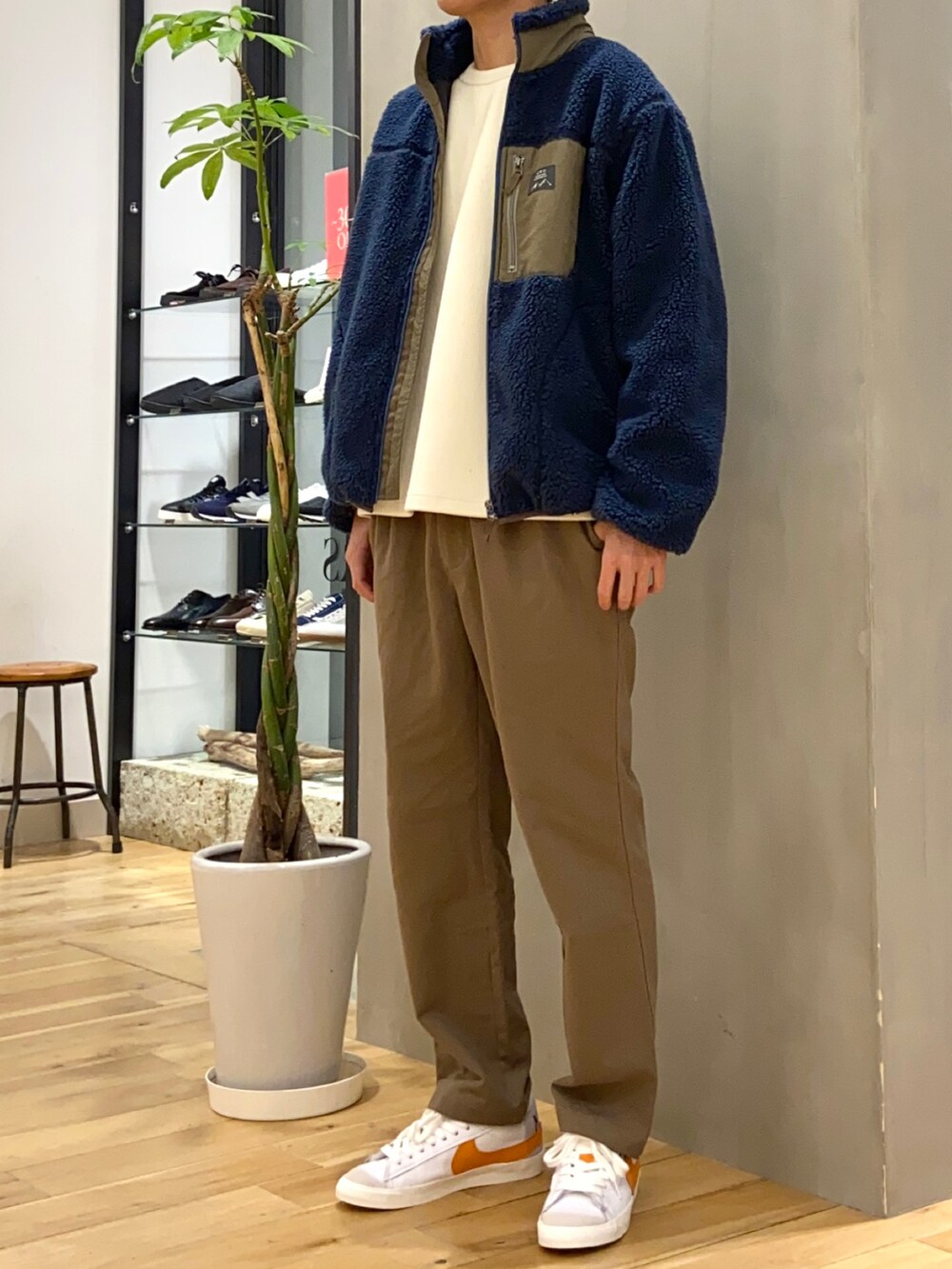 ブルー系のブルゾン、ホワイト系のTシャツ/カットソー、ベージュ系のその他パンツを着用したメンズの冬コーディネートの2枚目の写真