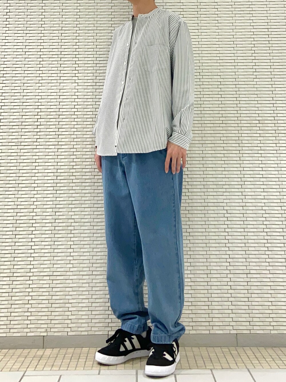 グリーン系のシャツ/ブラウス、グレー系のTシャツ/カットソー、ブルー系のデニムパンツを着用したメンズの春コーディネートの2枚目の写真