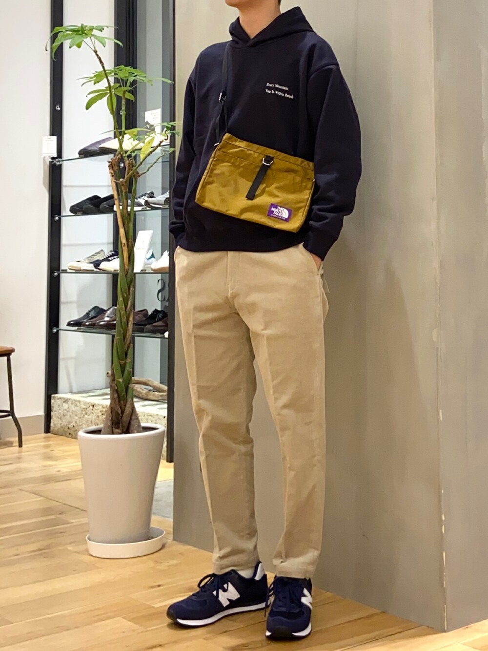 ブルー系のパーカー、グレー系のその他パンツ、ブルー系のスニーカーを着用したメンズの冬コーディネートの2枚目の写真