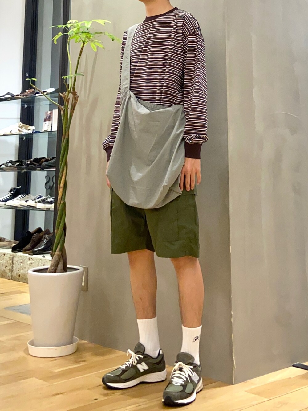 ブラウン系のTシャツ/カットソー、グレー系のショルダーバッグ、グリーン系のその他パンツを着用したメンズの夏コーディネートの2枚目の写真