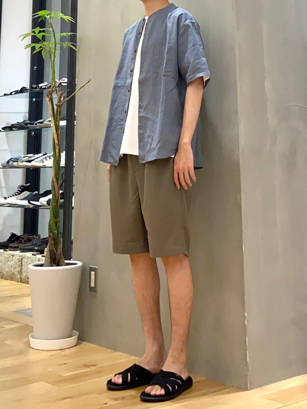 ブルー系のシャツ/ブラウス、ホワイト系のTシャツ/カットソー、ベージュ系のその他パンツを着用したメンズの夏コーディネートの3枚目の写真