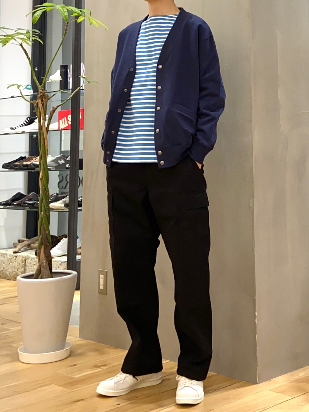 ブルー系のカーディガン/ボレロ、ホワイト系のTシャツ/カットソー、ベージュ系のスニーカーを着用したメンズの春コーディネートの4枚目の写真