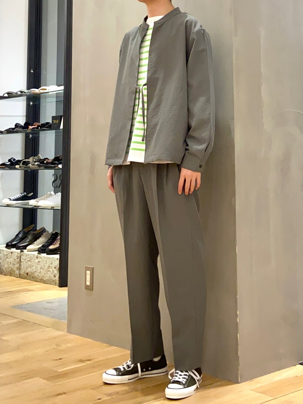 グリーン系のTシャツ/カットソー、グリーン系のブルゾン、グリーン系のその他パンツを着用したメンズの春コーディネートの3枚目の写真