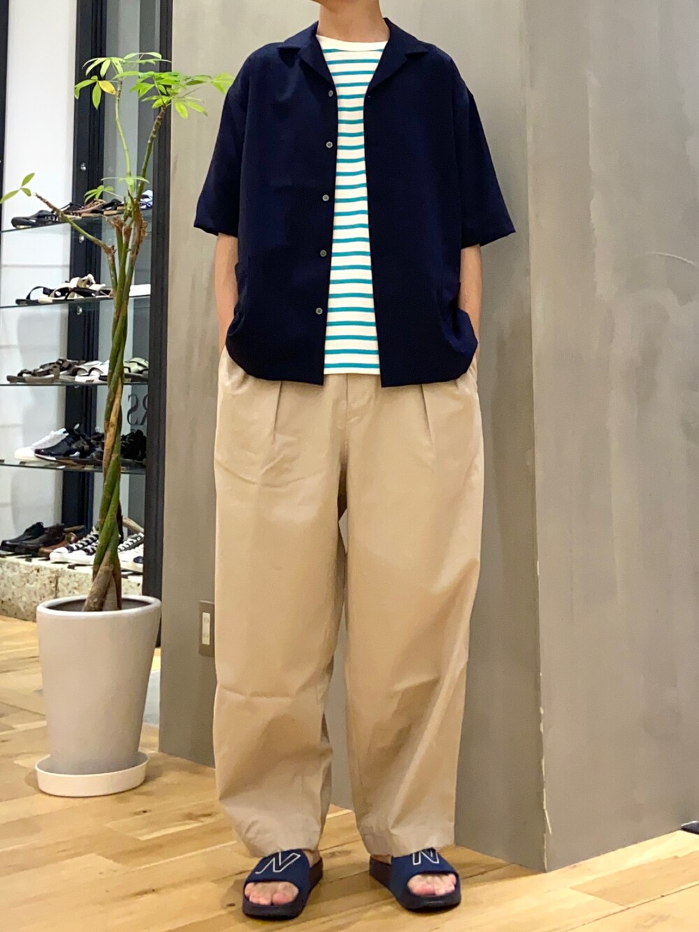 ブルー系のシャツ/ブラウス、ブルー系のTシャツ/カットソー、ベージュ系のその他パンツを着用したメンズの夏コーディネートの4枚目の写真