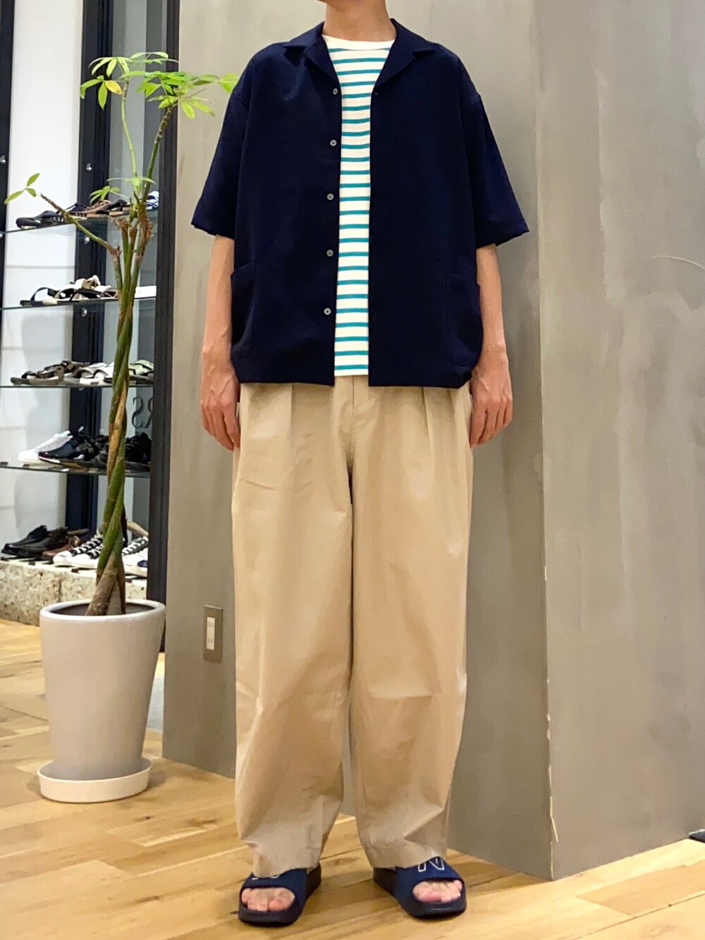 ブルー系のシャツ/ブラウス、ブルー系のTシャツ/カットソー、ベージュ系のその他パンツを着用したメンズの夏コーディネートの2枚目の写真