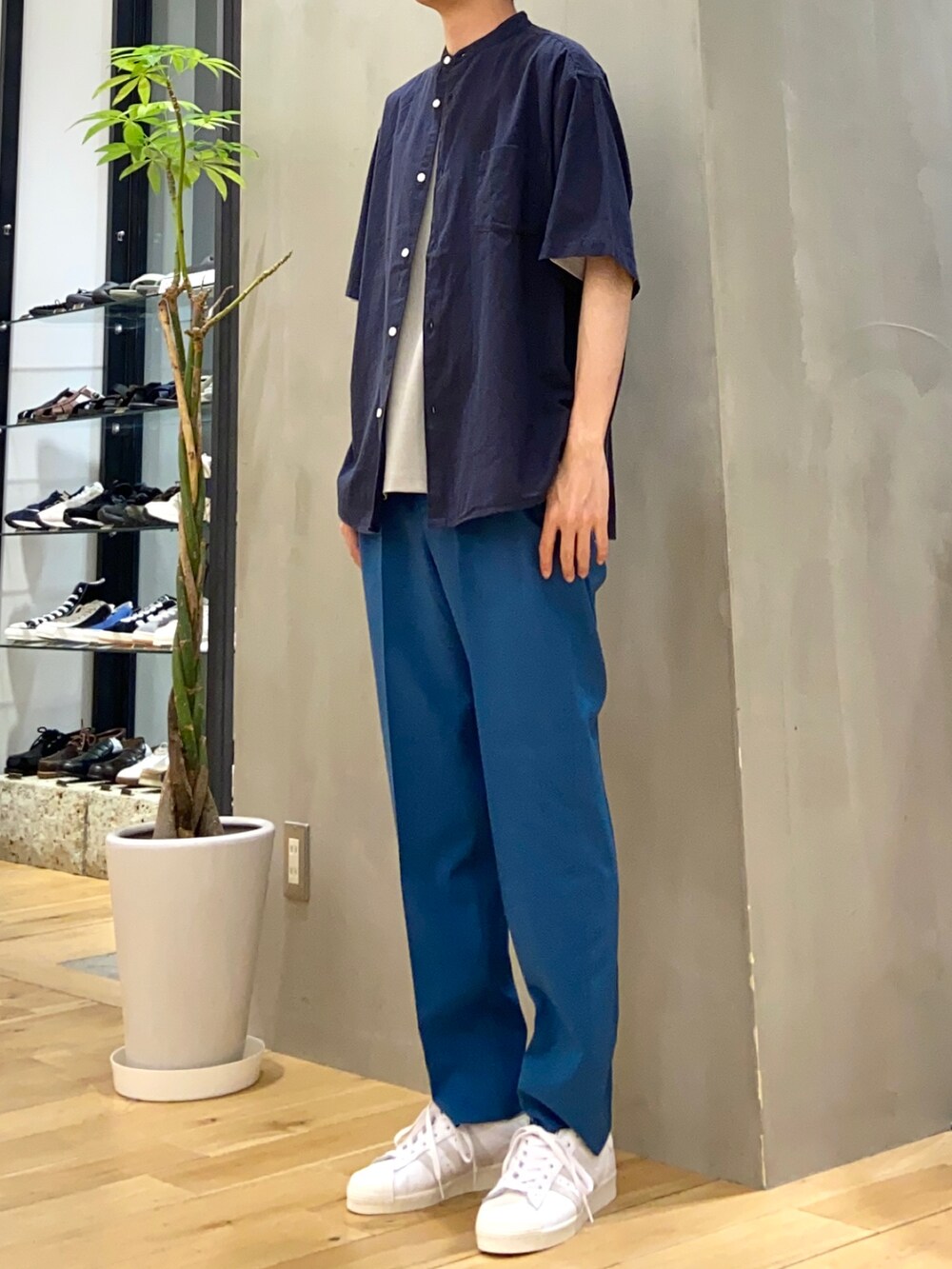 ブルー系のシャツ/ブラウス、グレー系のTシャツ/カットソー、ブルー系のその他パンツを着用したメンズの春コーディネートの3枚目の写真