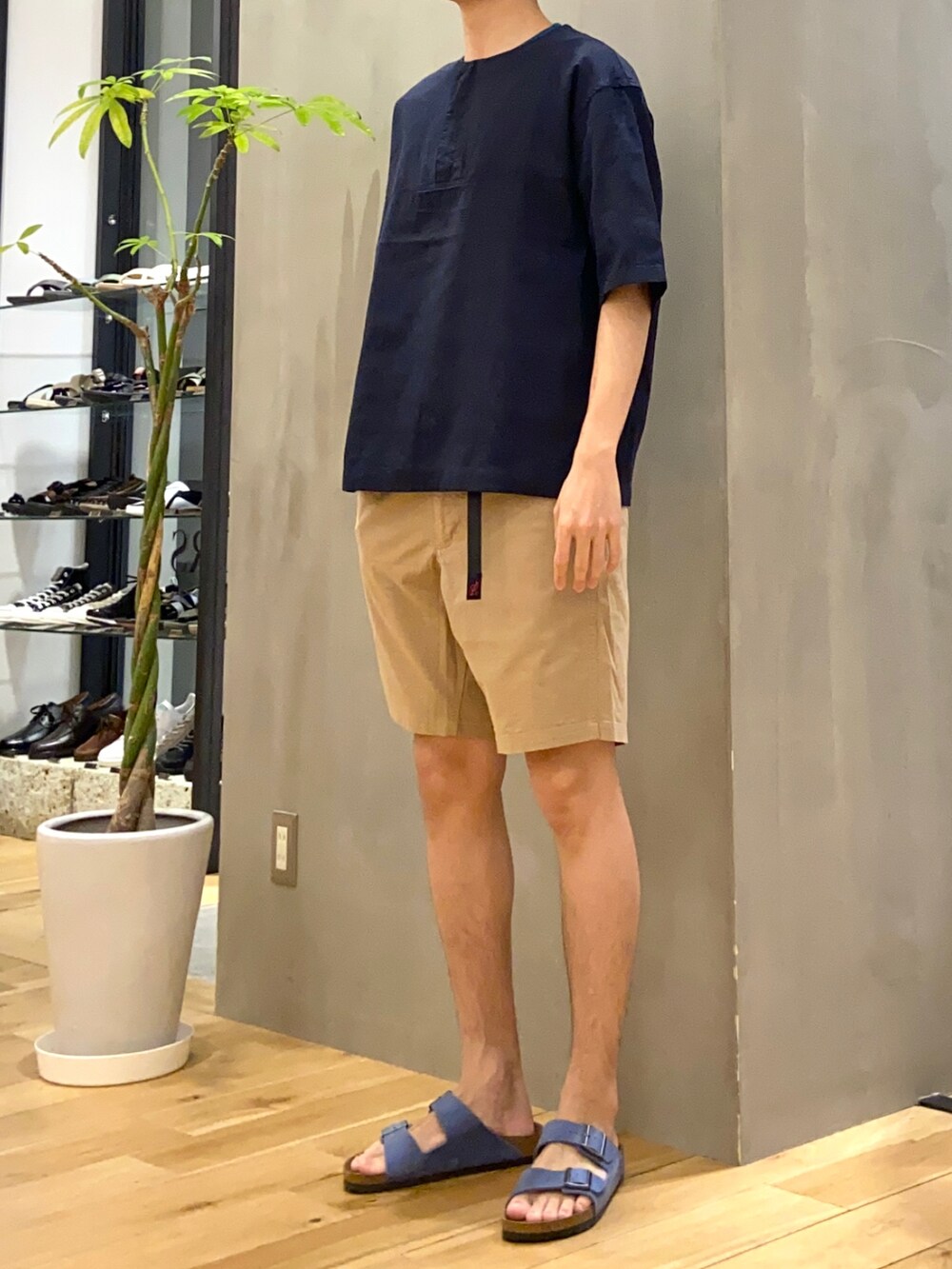 ブルー系のシャツ/ブラウス、ブルー系のTシャツ/カットソー、ベージュ系のその他パンツを着用したメンズの夏コーディネートの2枚目の写真