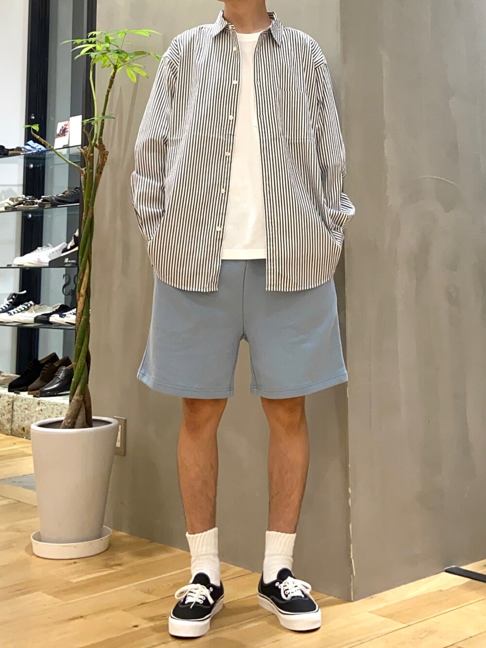 ブルー系のシャツ/ブラウス、ホワイト系のTシャツ/カットソー、ブルー系のその他パンツを着用したメンズの夏コーディネートの2枚目の写真