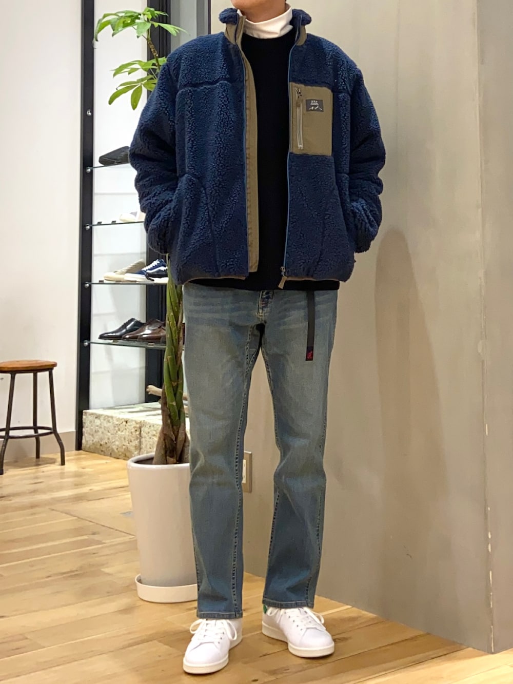 ホワイト系のTシャツ/カットソー、ブラック系のニット/セーター、ブルー系のその他パンツを着用したメンズの冬コーディネートの3枚目の写真