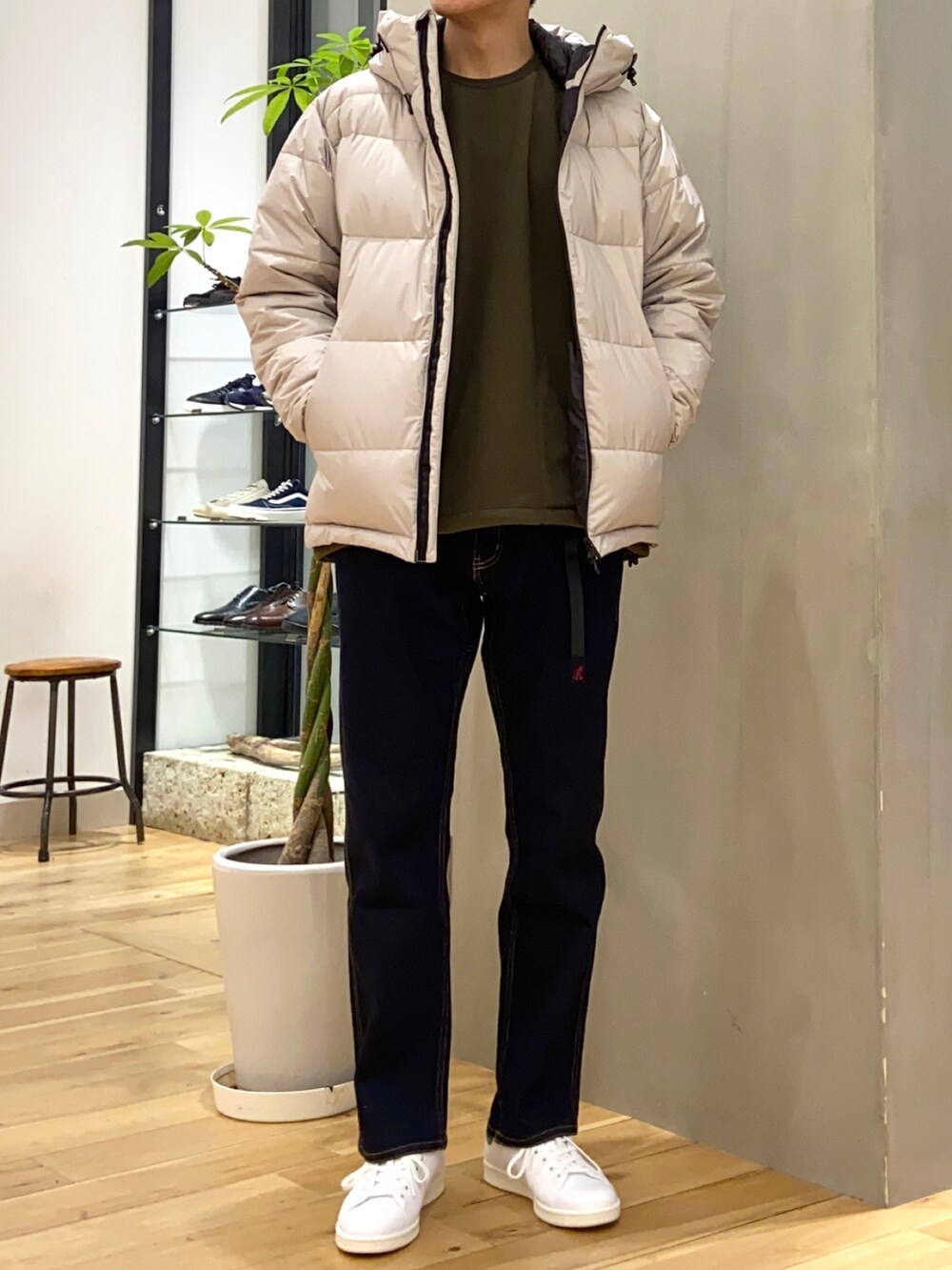 ベージュ系のダウンジャケット/コート、グリーン系のその他トップス、ブルー系のその他パンツを着用したメンズの冬コーディネートの3枚目の写真