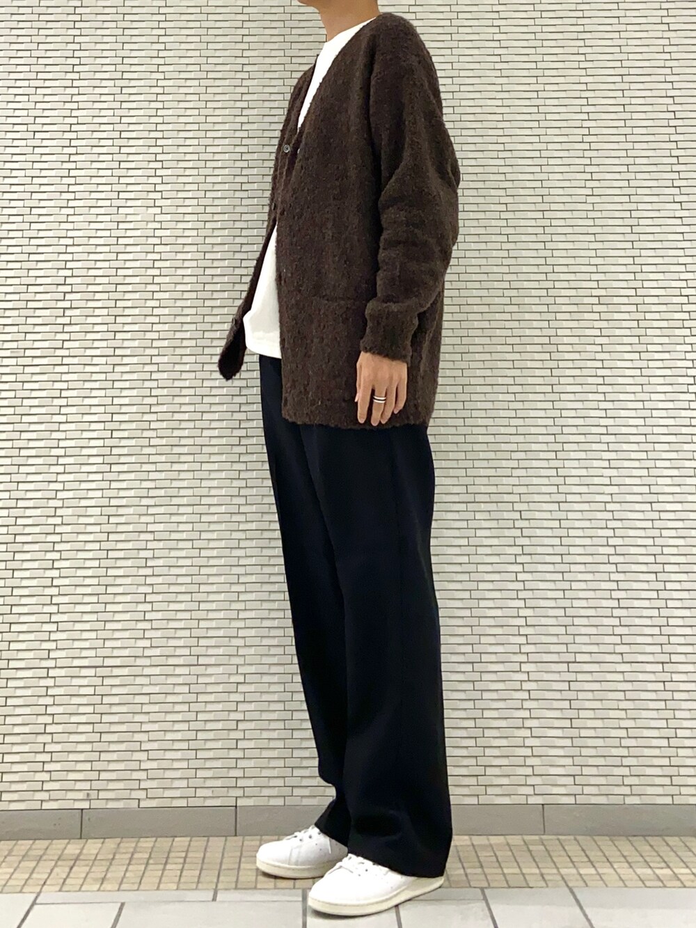 ブラウン系のカーディガン/ボレロ、ホワイト系のTシャツ/カットソー、ブラック系のその他パンツを着用したメンズの秋コーディネートの2枚目の写真