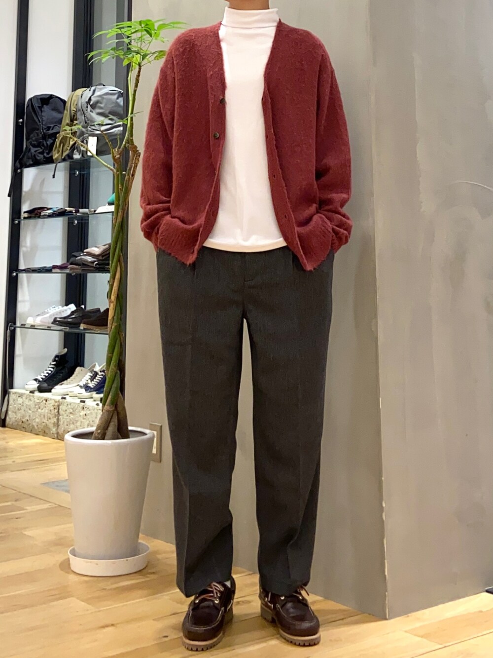 オレンジ系のカーディガン/ボレロ、ホワイト系のTシャツ/カットソー、ブラウン系のスニーカーを着用したメンズの秋コーディネートの2枚目の写真