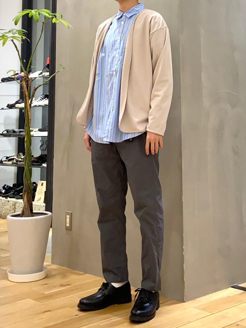 グレー系のカーディガン/ボレロ、ブルー系のシャツ/ブラウス、ブラック系のその他シューズを着用したメンズの春コーディネートの2枚目の写真