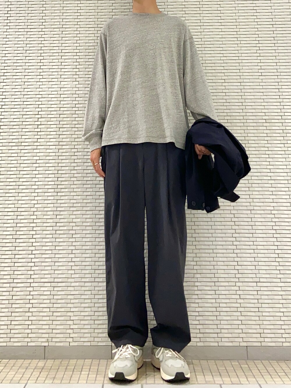 ブルー系のその他アウター、グレー系のTシャツ/カットソー、グレー系のその他パンツを着用したメンズの秋コーディネートの3枚目の写真