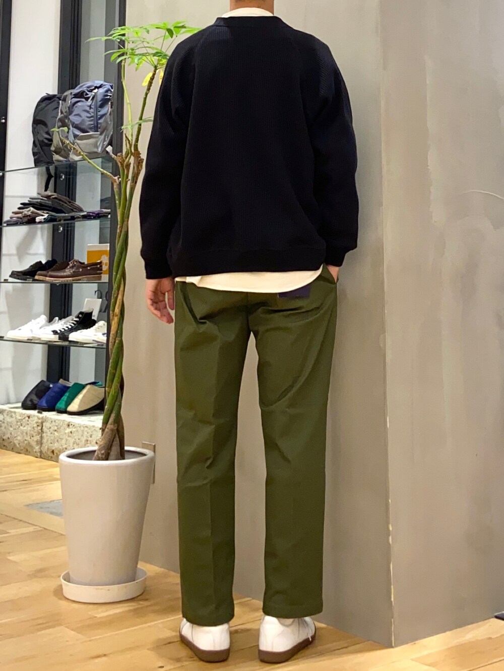 ブラック系のカーディガン/ボレロ、ベージュ系のシャツ/ブラウス、ホワイト系のスニーカーを着用したメンズの秋コーディネートの3枚目の写真