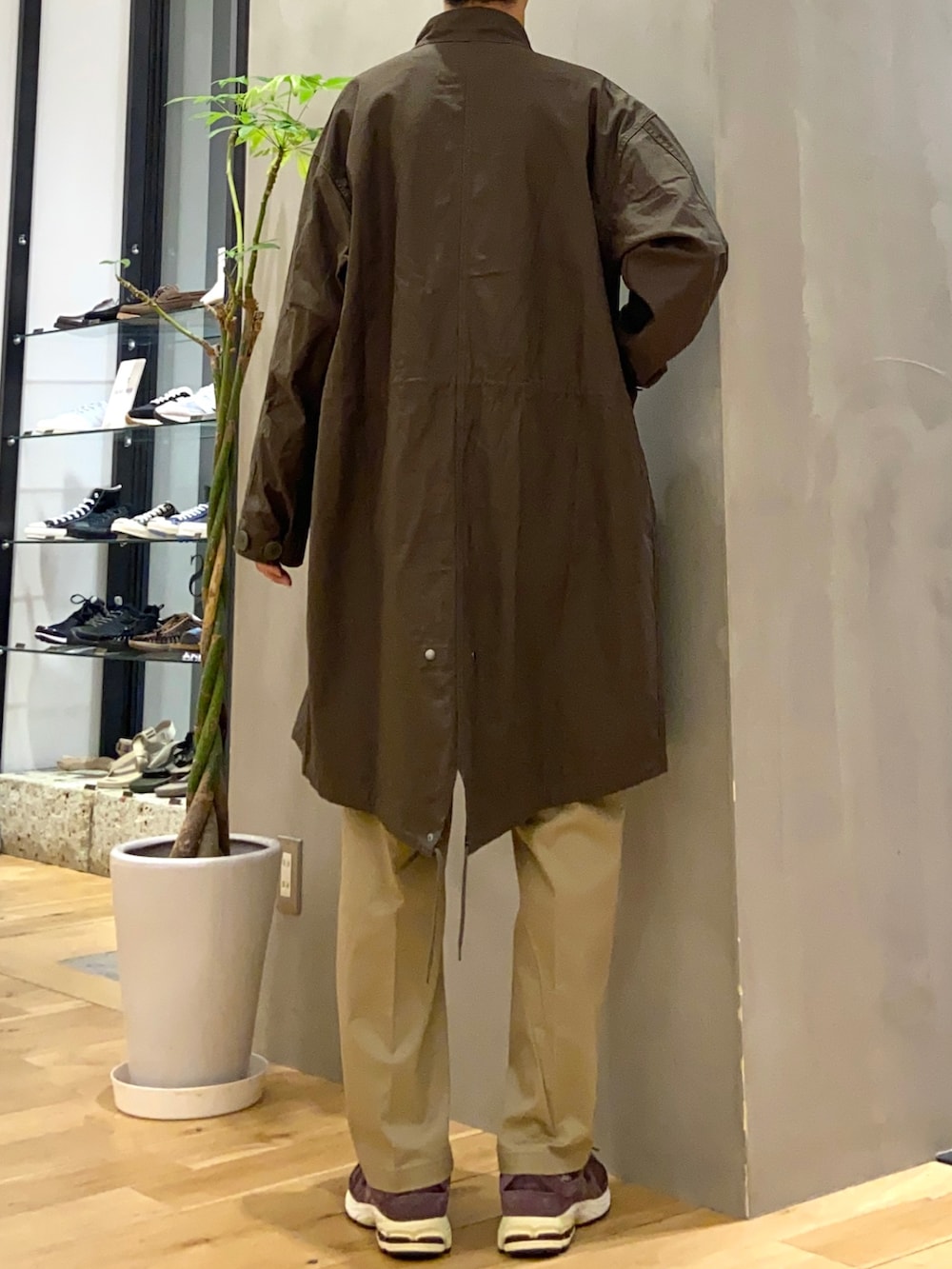 グリーン系のモッズコート、ホワイト系のTシャツ/カットソー、ベージュ系のその他パンツを着用したメンズの秋コーディネートの3枚目の写真