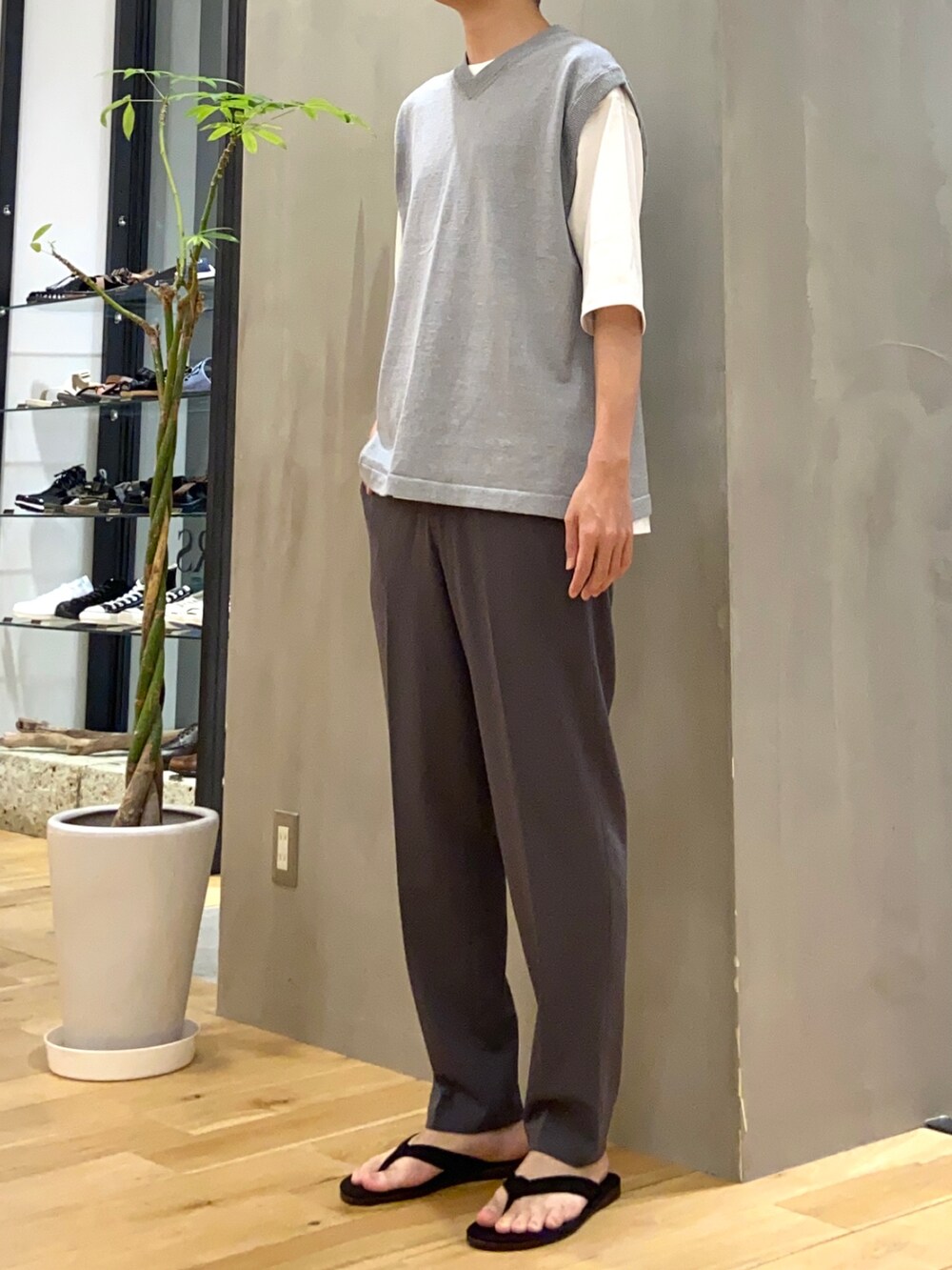 ブルー系のベスト、ホワイト系のTシャツ/カットソー、ブラック系のサンダルを着用したメンズの夏コーディネートの3枚目の写真