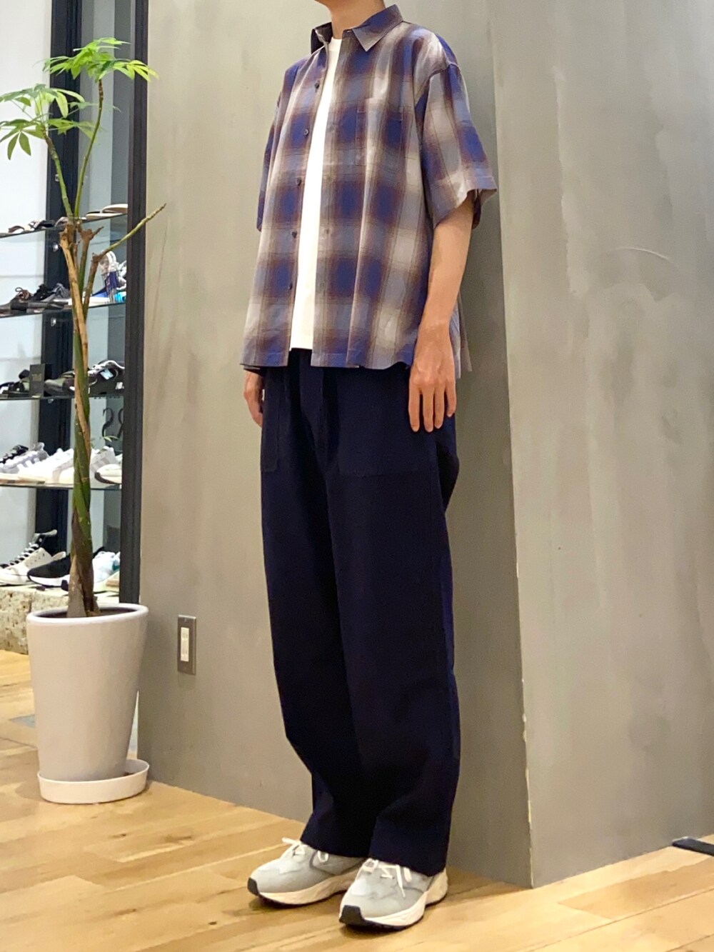 ブラウン系のシャツ/ブラウス、ホワイト系のTシャツ/カットソー、ブルー系のその他パンツを着用したメンズの秋コーディネートの2枚目の写真
