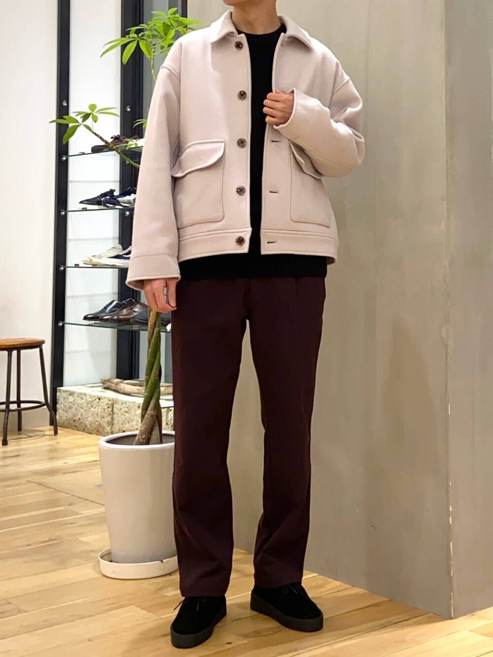 ホワイト系のブルゾン、ブラック系のニット/セーター、ブラック系のその他シューズを着用したメンズの冬コーディネートの3枚目の写真