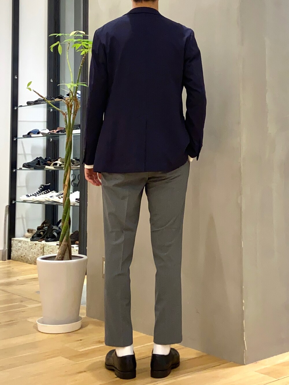 ブルー系のスーツジャケット、グレー系のスーツパンツ、ブラック系のドレスシューズを着用したメンズの夏コーディネートの4枚目の写真