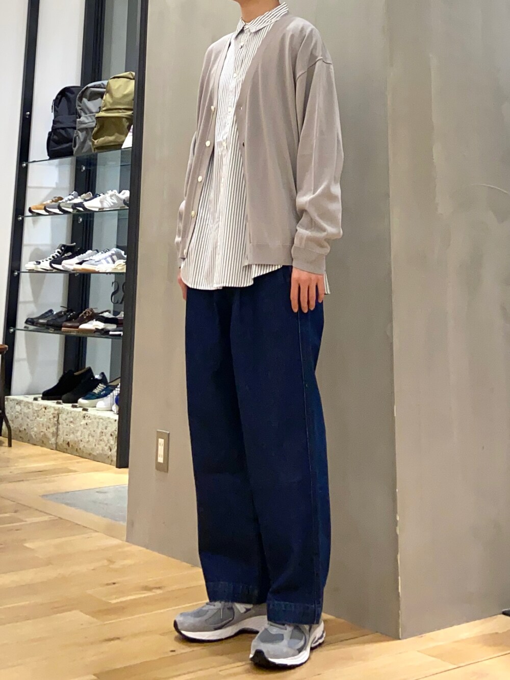 グレー系のカーディガン/ボレロ、ブルー系のシャツ/ブラウス、ブルー系のデニムパンツを着用したメンズの春コーディネートの3枚目の写真