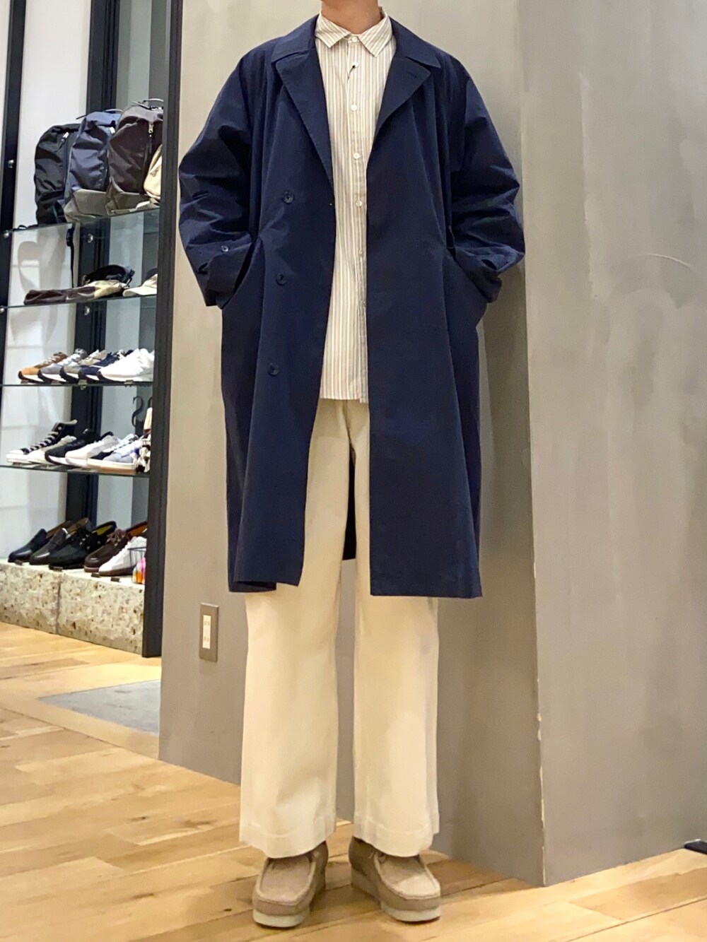 ベージュ系のシャツ/ブラウス、ブルー系のステンカラーコート、ホワイト系のその他パンツを着用したメンズの春コーディネートの4枚目の写真