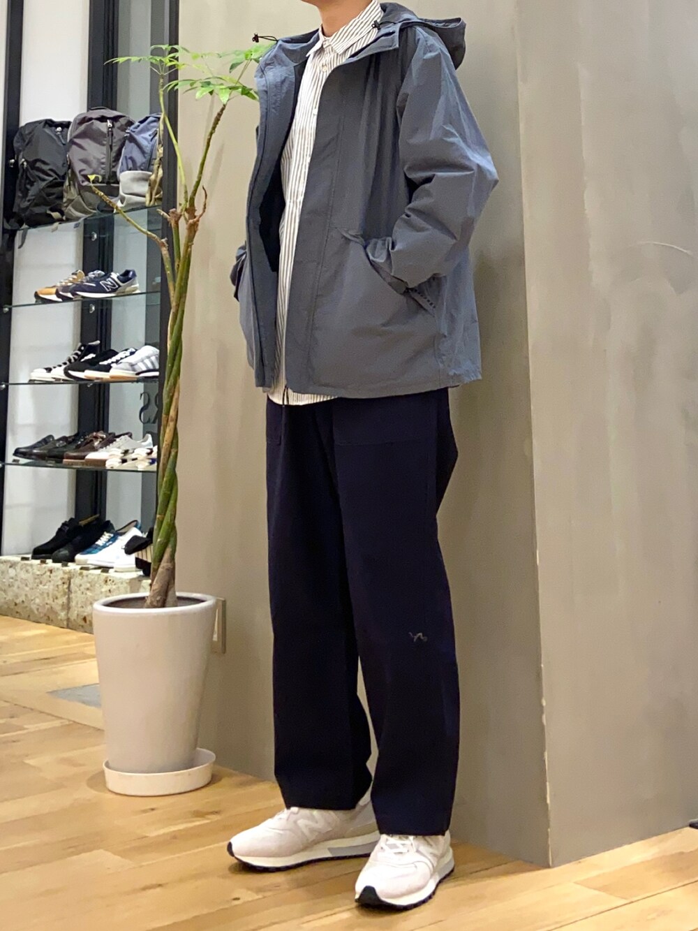 ブルー系のマウンテンパーカー、ブルー系のシャツ/ブラウス、ブルー系のその他パンツを着用したメンズの春コーディネートの3枚目の写真