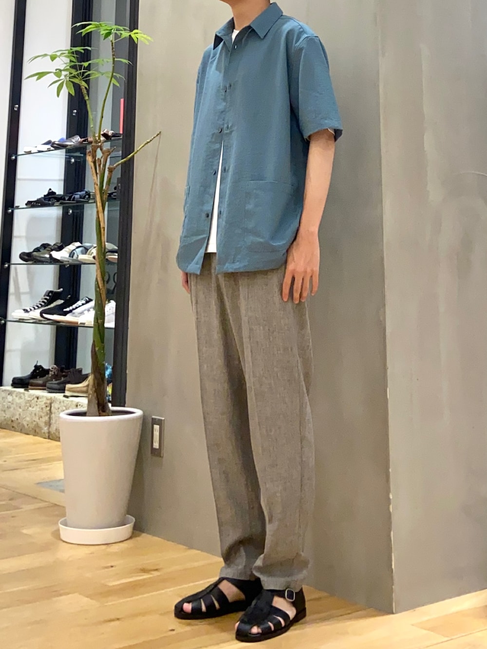 ブルー系のシャツ/ブラウス、ホワイト系のTシャツ/カットソー、ブラウン系のその他パンツを着用したメンズの夏コーディネートの2枚目の写真