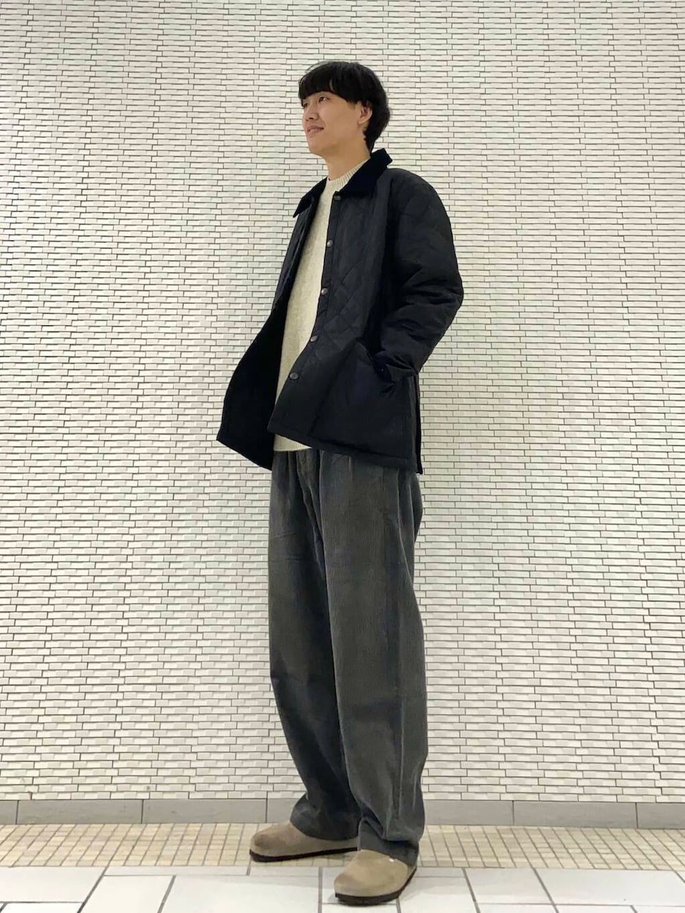 グリーン系のその他パンツ、ホワイト系のニット/セーター、ベージュ系のサンダルを着用したメンズの秋コーディネートの2枚目の写真