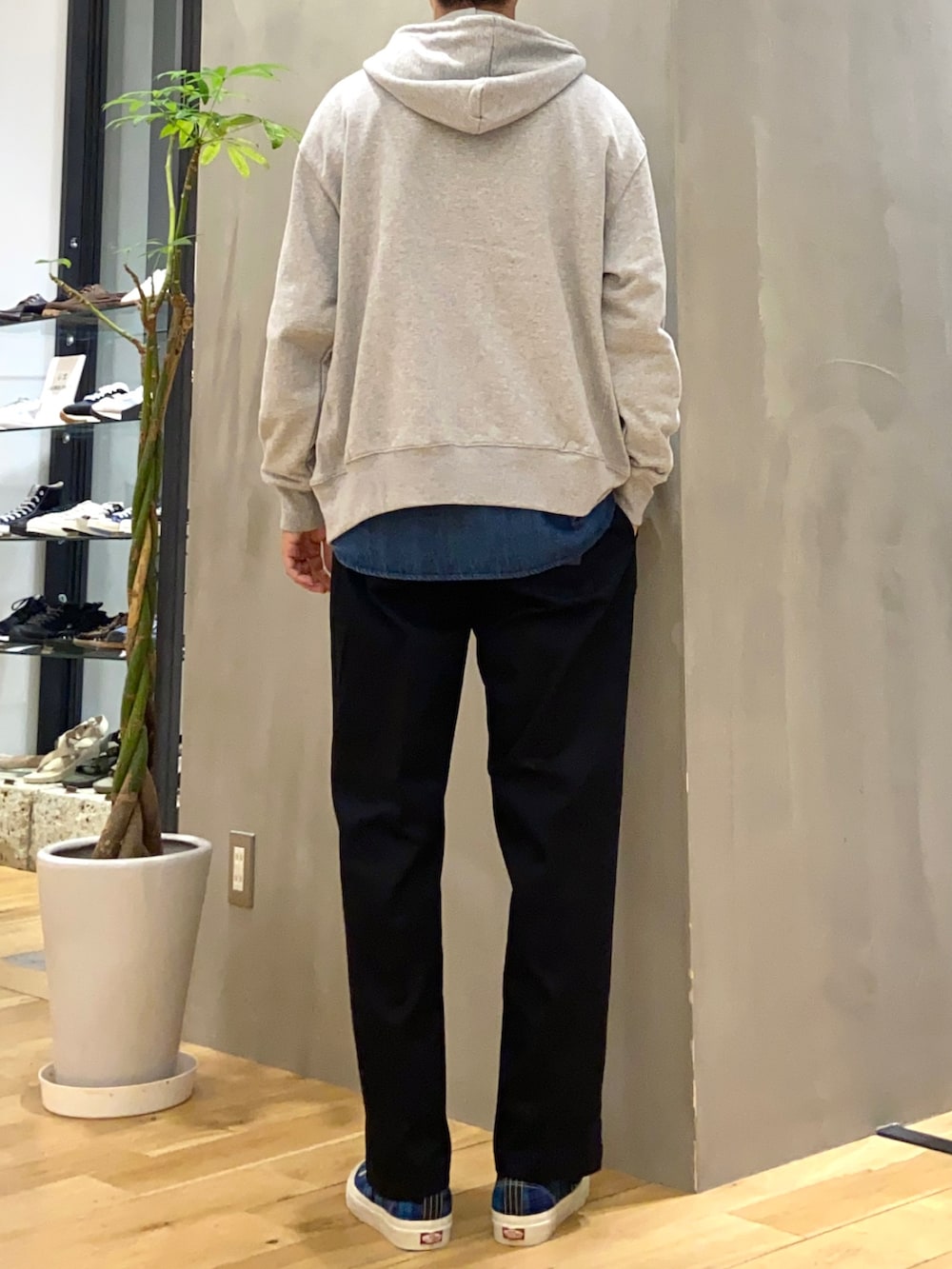 グレー系のパーカー、ブルー系のシャツ/ブラウス、ブラック系のその他パンツを着用したメンズの秋コーディネートの3枚目の写真