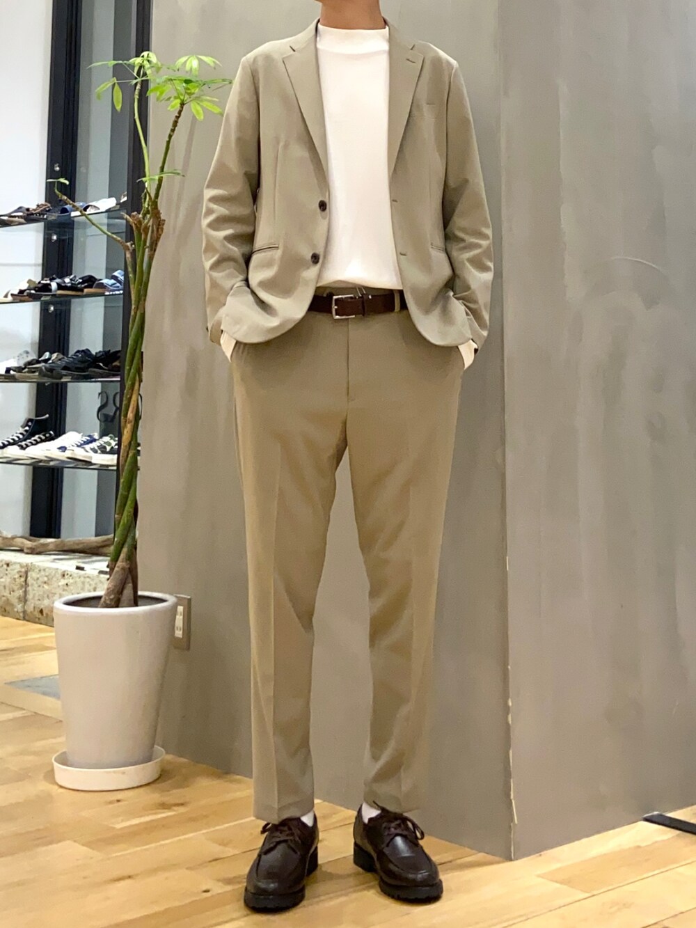 ベージュ系のテーラードジャケット、ホワイト系のTシャツ/カットソー、ブラウン系のその他シューズを着用したメンズの夏コーディネートの5枚目の写真