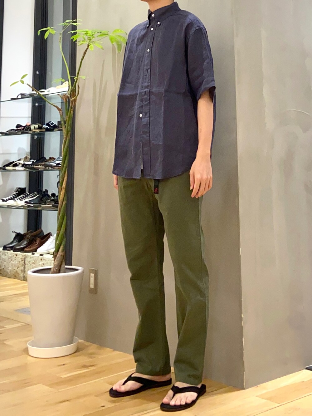 ブルー系のシャツ/ブラウス、グリーン系のその他パンツ、ブラック系のサンダルを着用したメンズの夏コーディネートの2枚目の写真