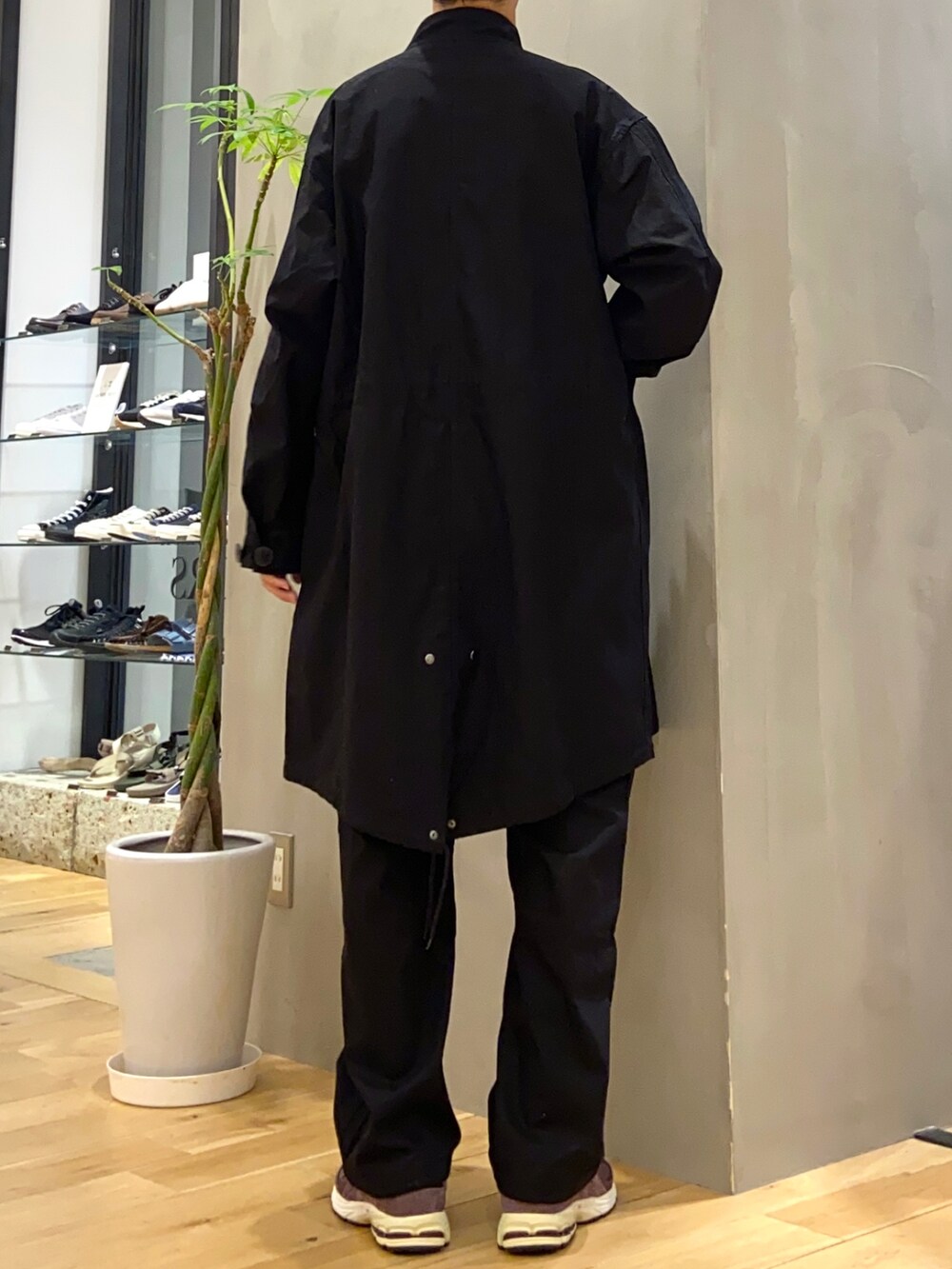 ブラック系のモッズコート、ブラック系のシャツ/ブラウス、ブラック系のその他パンツを着用したメンズの秋コーディネートの3枚目の写真