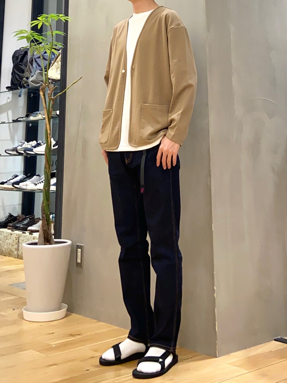 ブラウン系のカーディガン/ボレロ、ホワイト系のTシャツ/カットソー、ブルー系のその他パンツを着用したメンズの春コーディネートの3枚目の写真